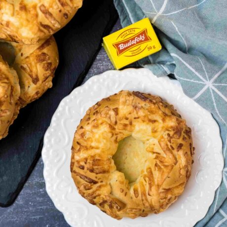 Zöldfűszeres-sajtos karika zsemle